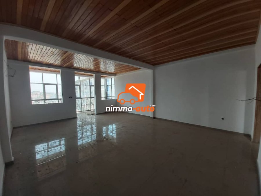 Très Grand Bureaux Très Haut Standing à Biyem-Assi en Route