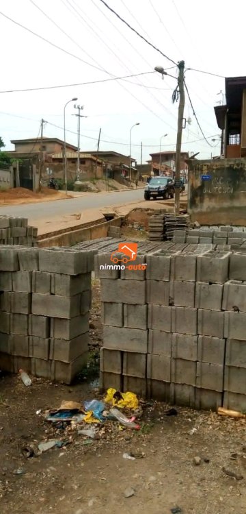 Terrain commercial à vendre à Etoudi