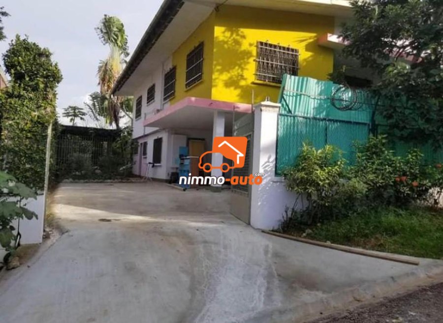 Vaste duplex à vendre au quartier Bastos