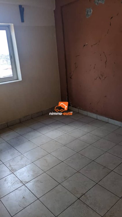 vaste appartement  de 3 chambres à louer à ngousso