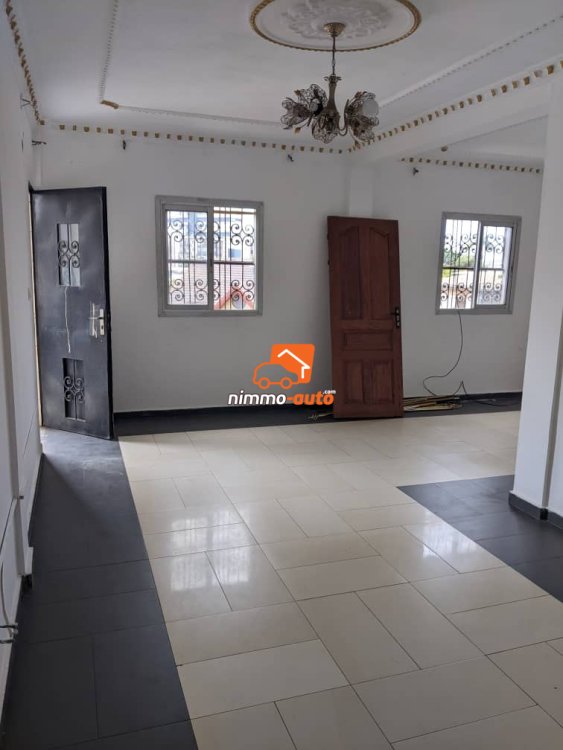 vaste appartement  3 chambres à louer à bastos