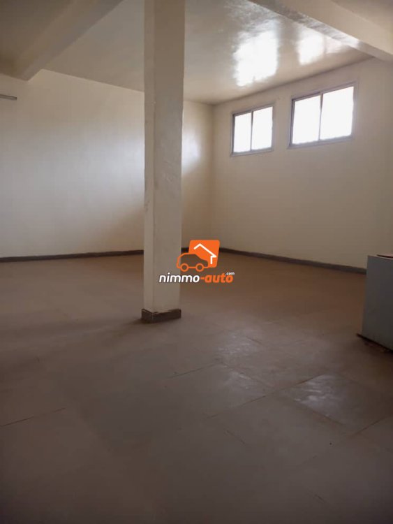 local commercial a louer emia