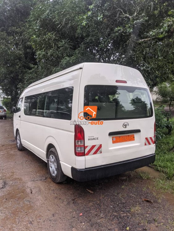 Magnifique hiace à louer dans la ville de Douala et en dehors