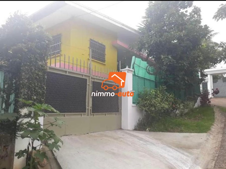 Vaste duplex à vendre au quartier Bastos