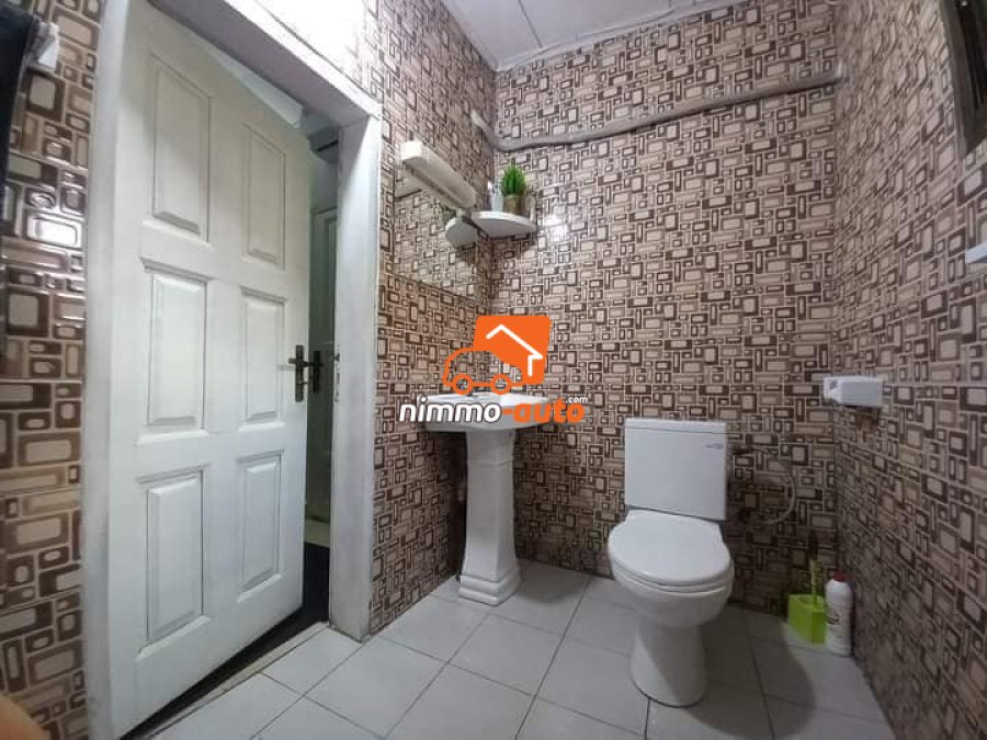 Studio meublé à louer à bastos carrefour