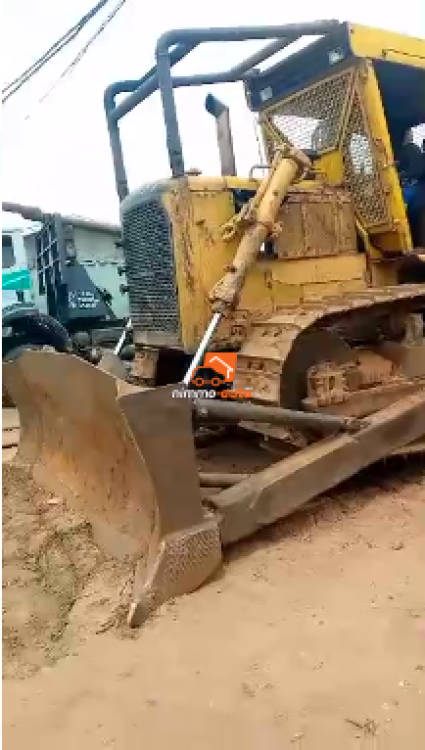Bulldozer D7 à louer dans la ville de Douala
