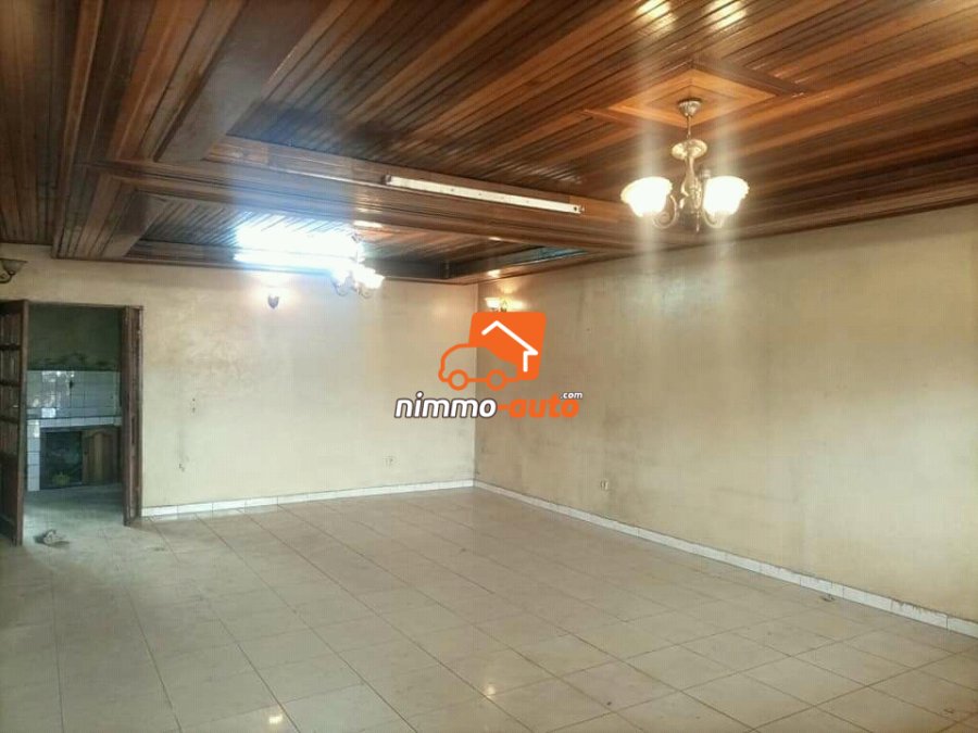Appartement hyper spacieux et semi individuel a louer au rond point express