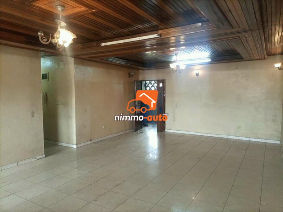 Appartement hyper spacieux et semi individuel a louer au rond point express