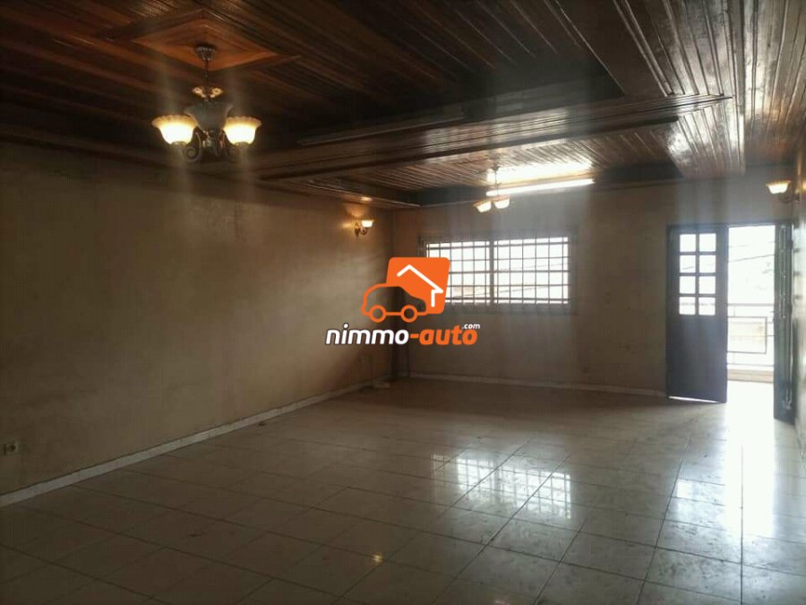 Appartement hyper spacieux et semi individuel a louer au rond point express