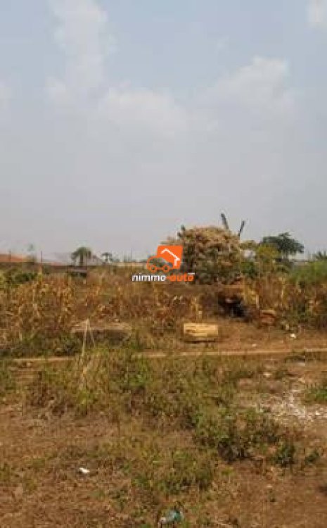 Terrain commercial à vendre à Ekounou