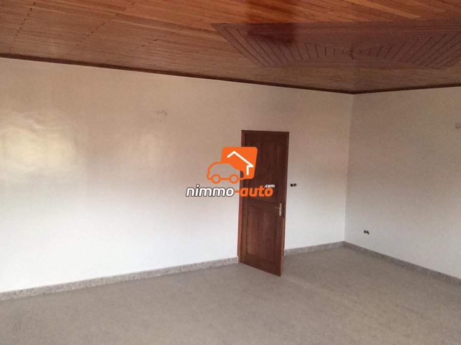 Appartement moderne a efoulan en bordure de route