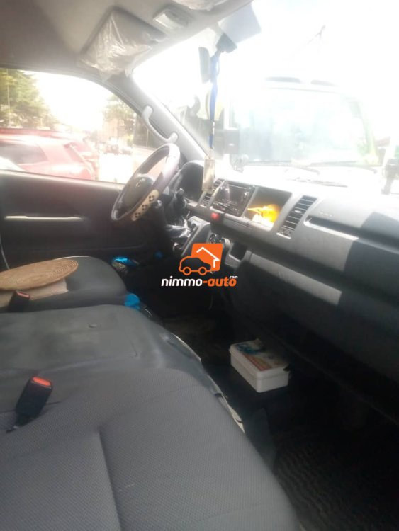 Hiace 15 places à louer à Douala au prix de 110000fcfa dans la ville et négociable hors de la ville