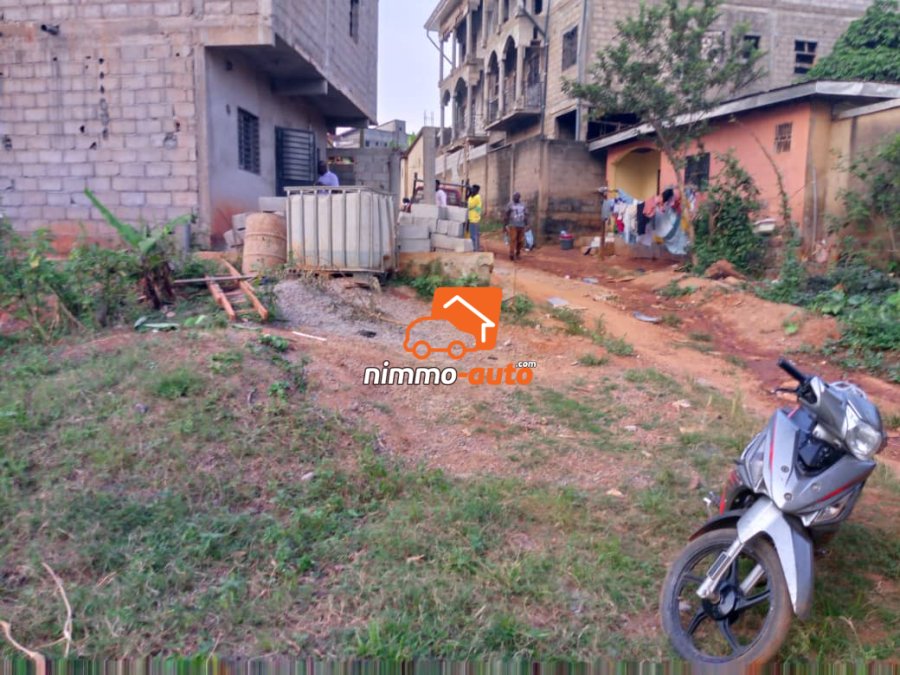 Terrain titré et bâti à vendre à Simbock
