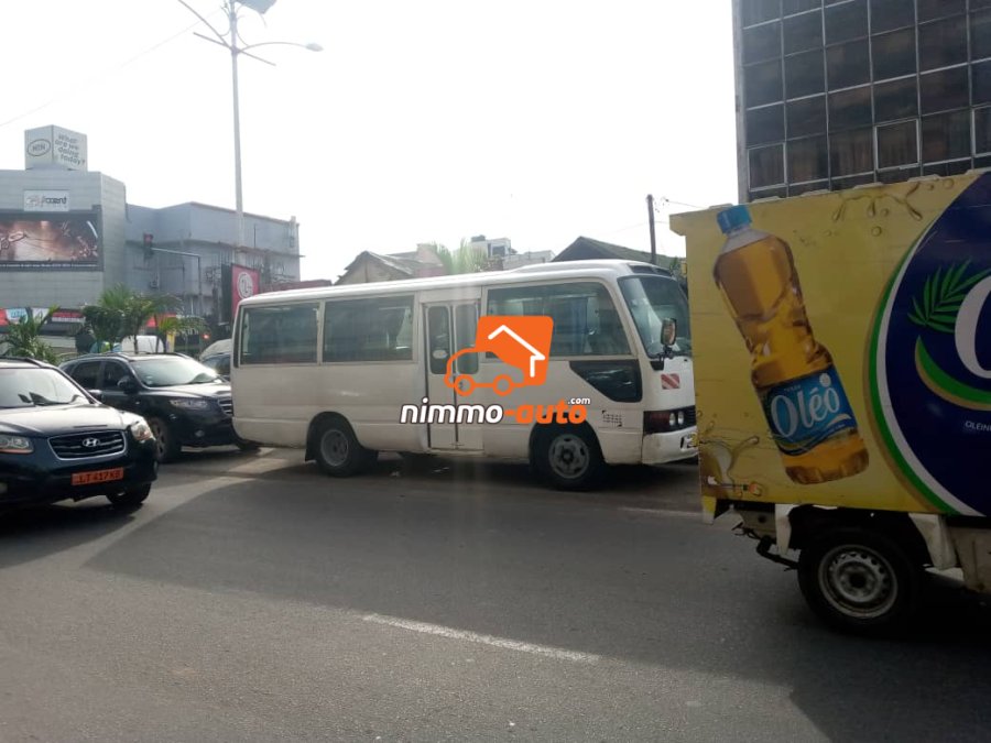 Coaster climatisé 30 places à louer à Douala