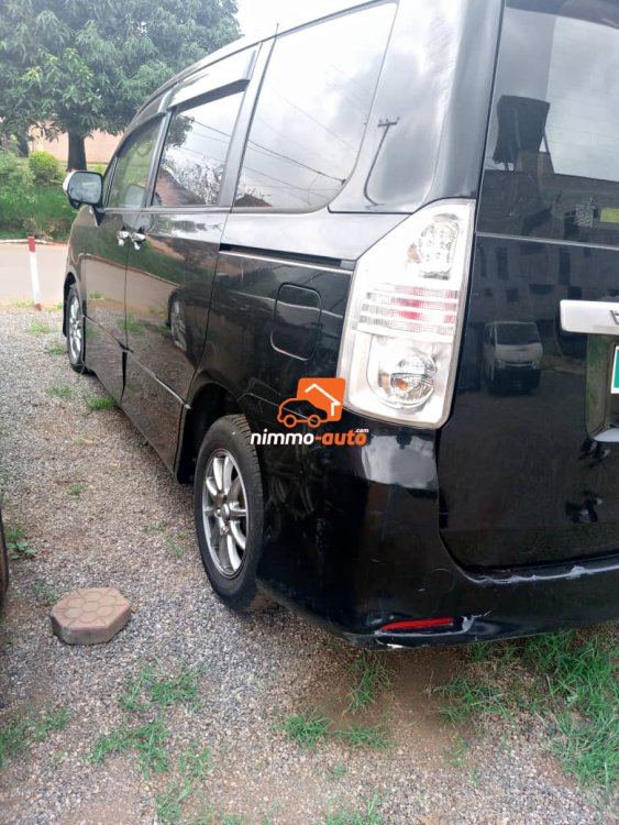 Mini van Toyota voxy 8places à louer