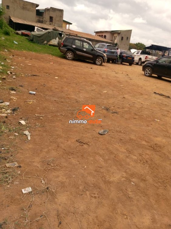 Terrain commercial à vendre à Etoudi