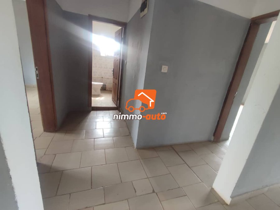Spacieux appartement moderne à louer à Ekoumdoum
