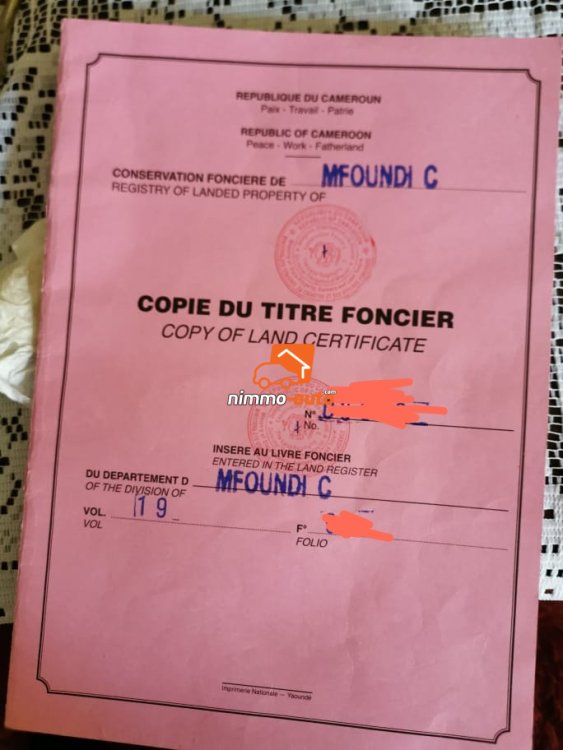 Terrain titré à caractère commercial à vendre bon prix