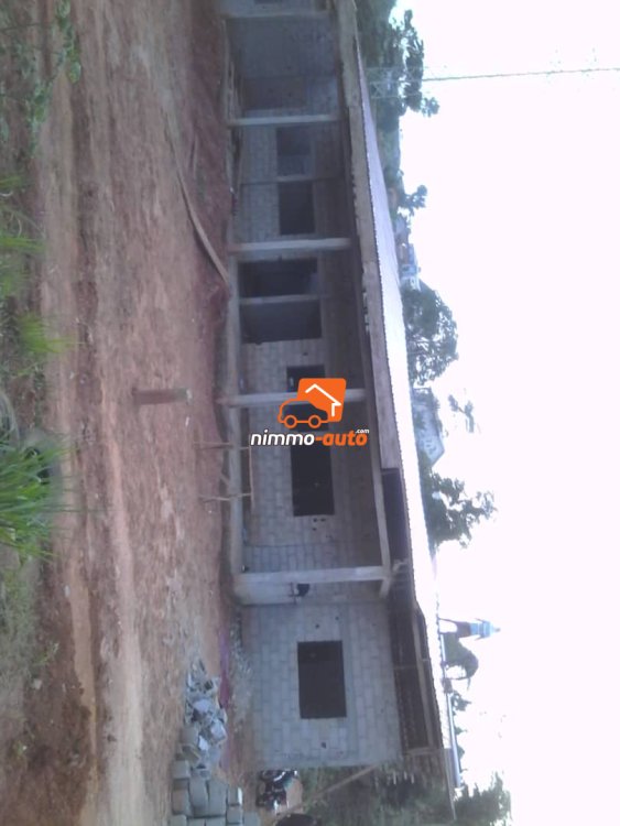 Terrain titré avec construction à vendre à Yaoundé 4 (quartier Abome)