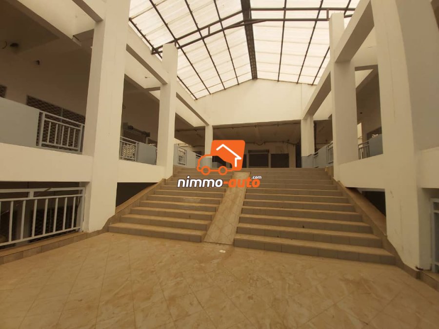 Plusieurs Bureaux Très Vaste à louer au Centre-Ville dans un Immeuble avec Asceseur