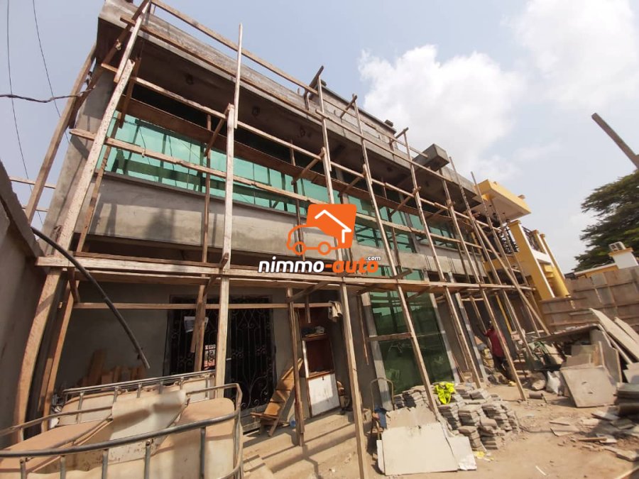 Très Grand Espace Commercial de type BANQUE à louer à Biyem-Assi