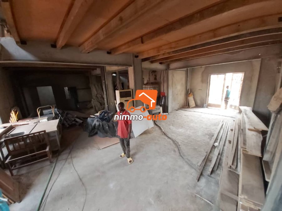 Très Grand Espace Commercial de type BANQUE à louer à Biyem-Assi