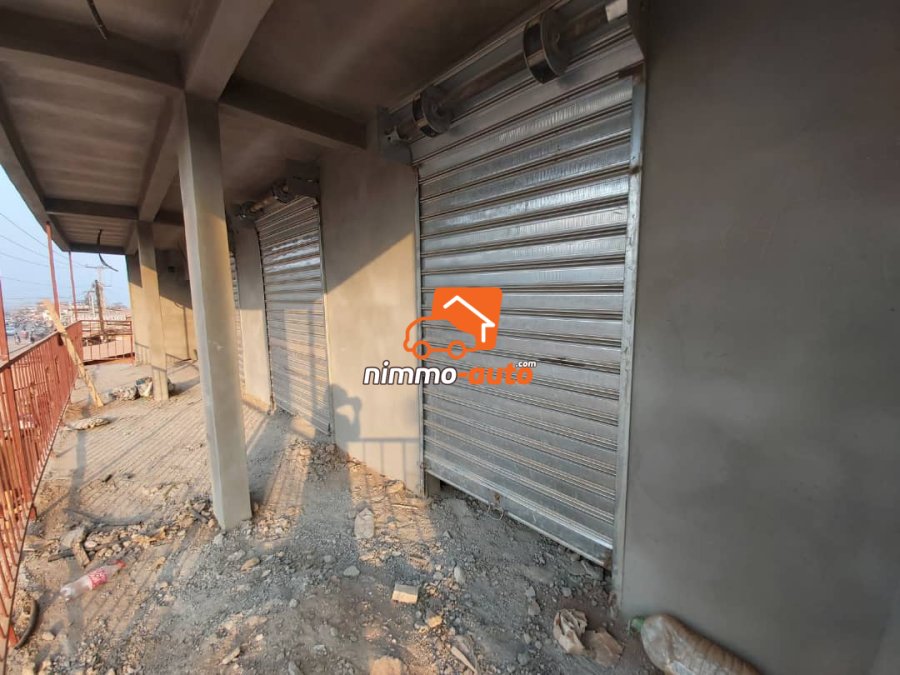 Espace Commercial à louer à Biyem-Assi en route