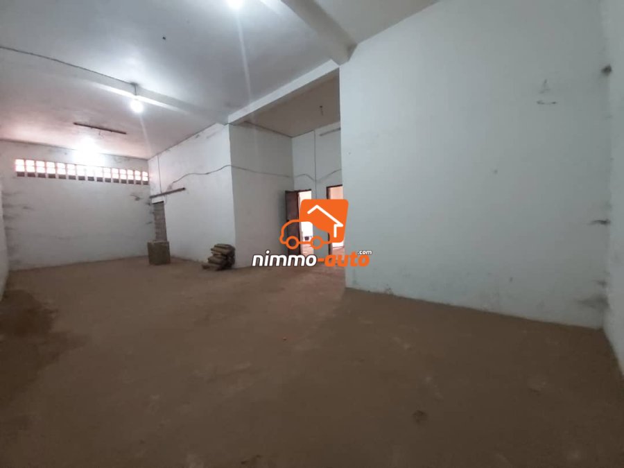 Très Grand Entrepôt de 170m² au Centre-Ville