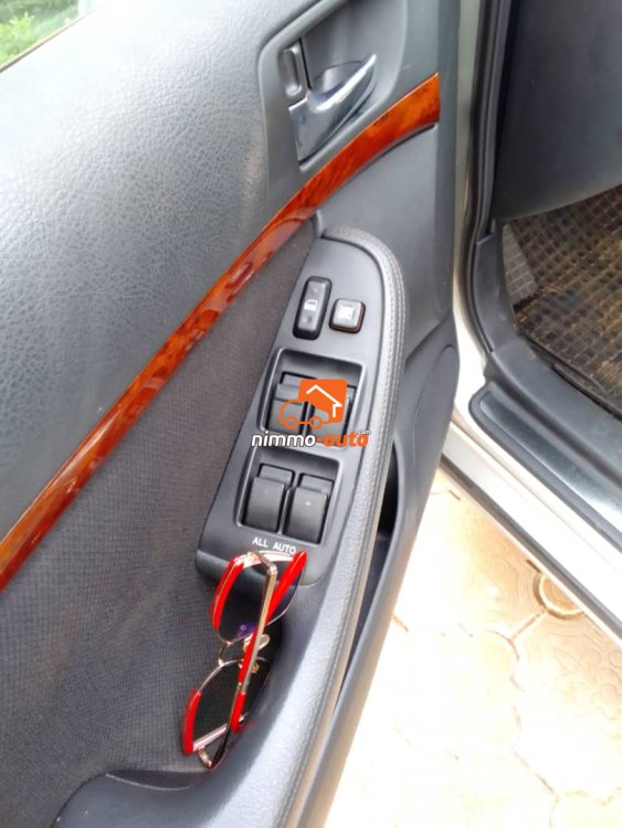Avensis tête de cochon propre à louer
