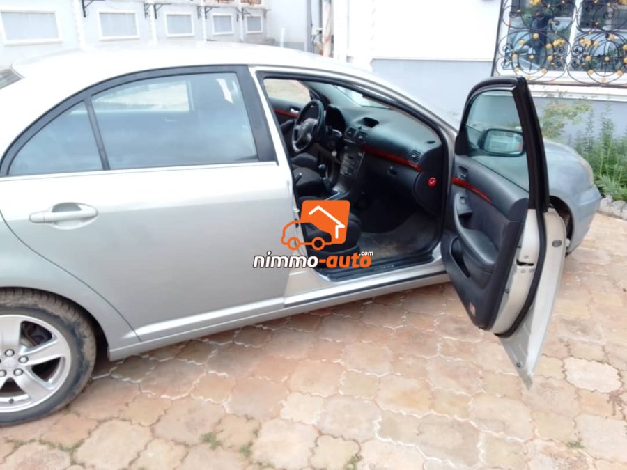 Avensis tête de cochon propre à louer