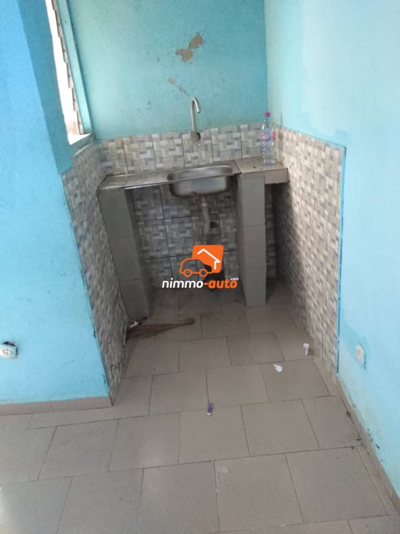 Chambre moderne à louer derrière le commissariat de Mendong