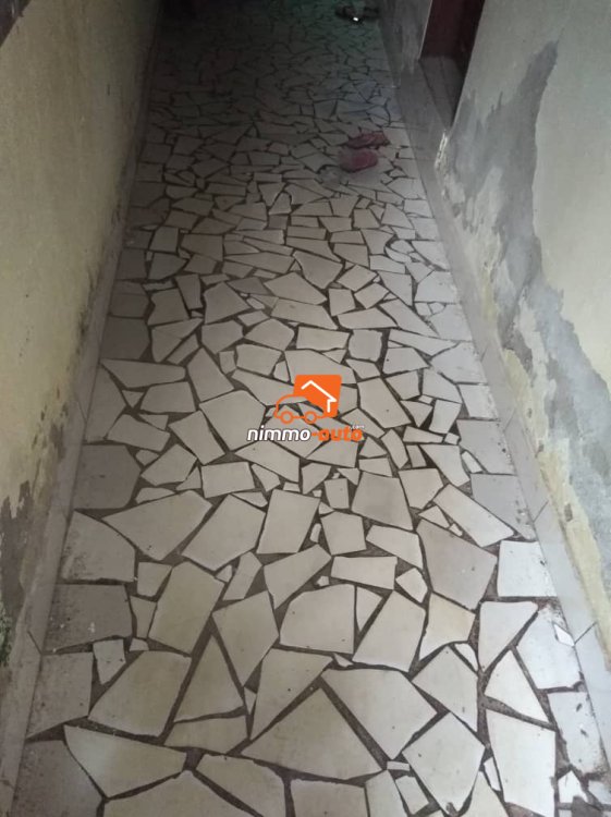 Chambre avec douche externe à louer à Biyemassi Superette