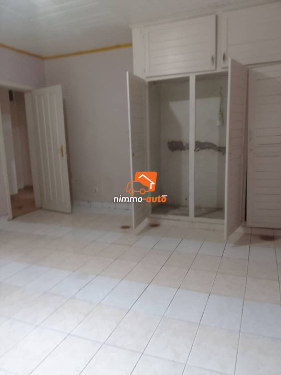 Très belle et grande villa à louer à Bonamoussadi