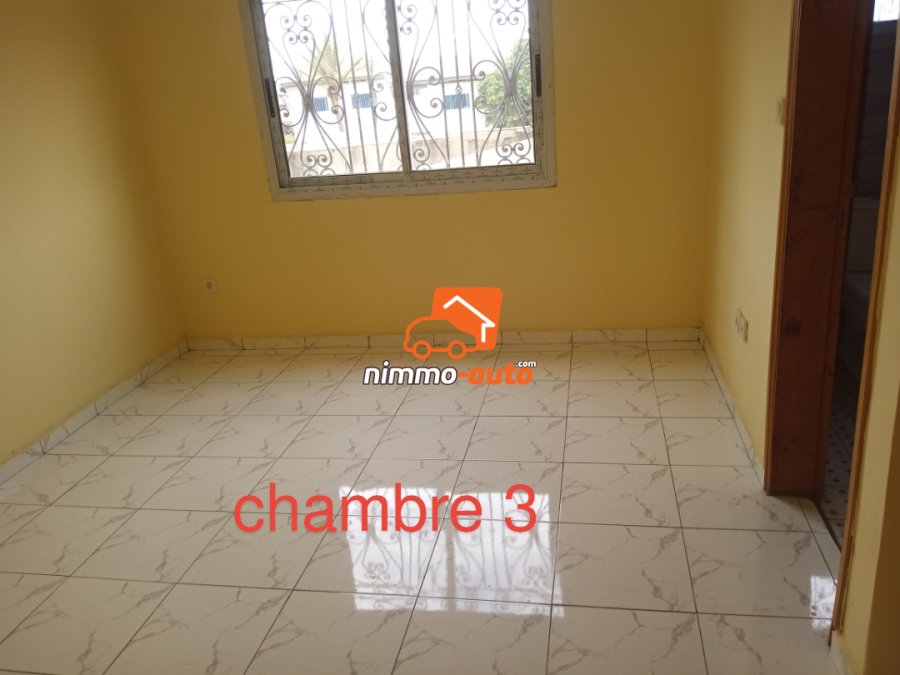 Très bel et vaste appartement à louer à Etoudi