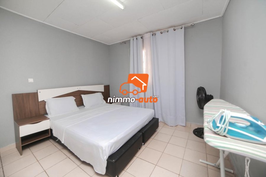 Joli appartement meublé moins cher à louer à Ydé-Obobogo