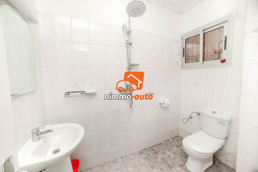 Joli appartement meublé moins cher à louer à Ydé-Obobogo
