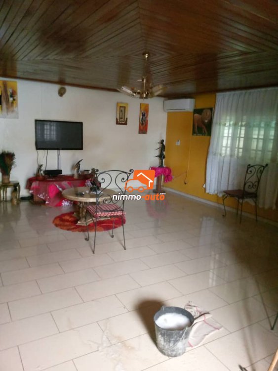 Grande maison à louer à Efoulan