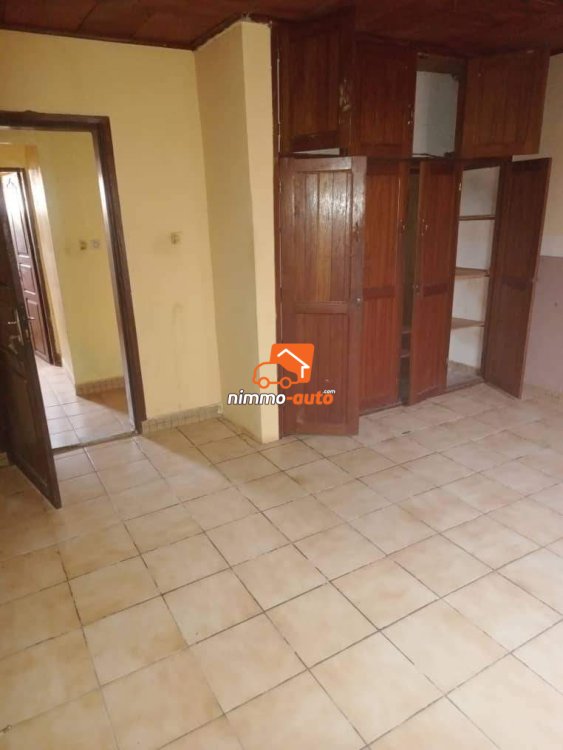 Très belle et spacieuse villa à louer à Efoulan