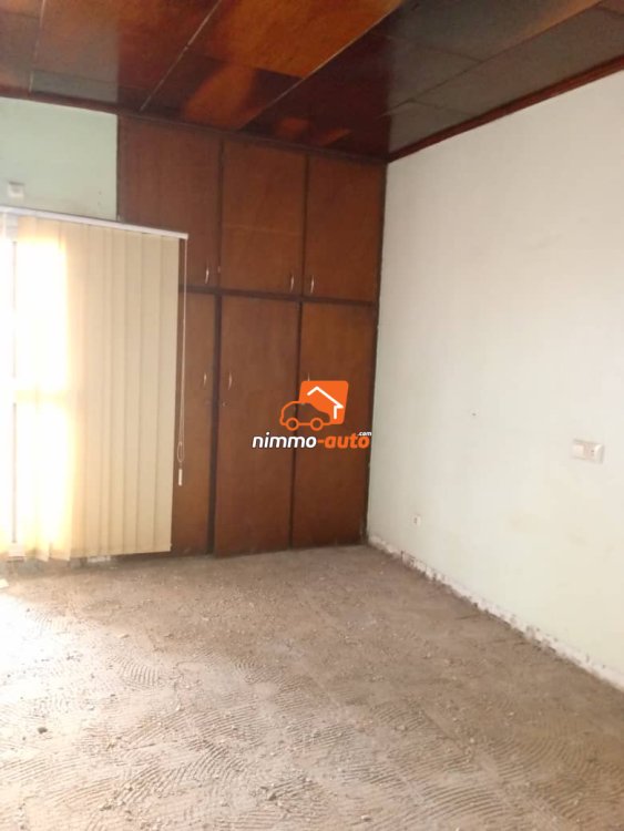 Très grand appartement haut standing en rénovation à louer à Etoa-Meki