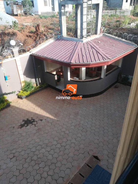 Duplex avec boucaro à vendre à Odza