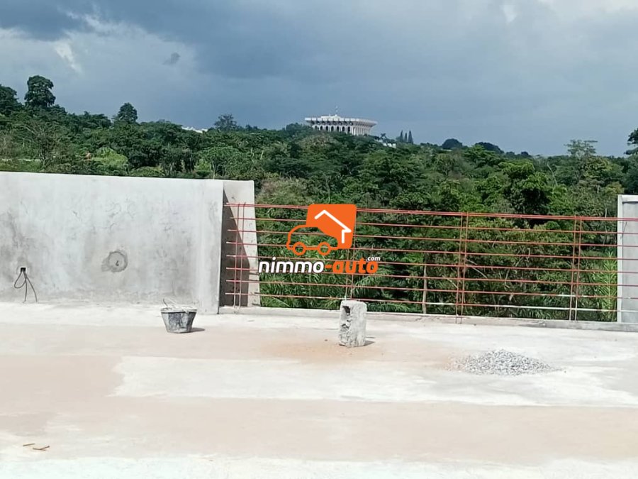 Bureaux à louer en open space dans un immeuble R+3 au Golf/Bastos