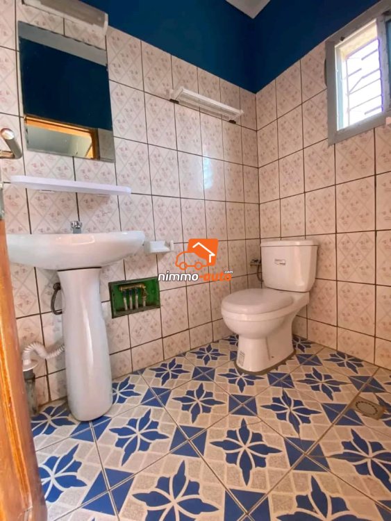 Appartement moderne nouvellement construit à Biyemassi maison blanche