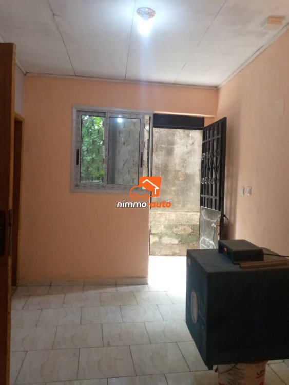 Chambre moderne bien propre nouvellement construite à Makepe