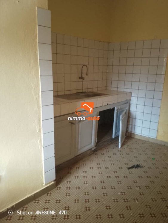 Studio moderne à Odza borne 10 non loin de la route