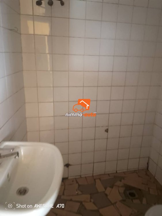 Studio moderne à Odza borne 10 non loin de la route