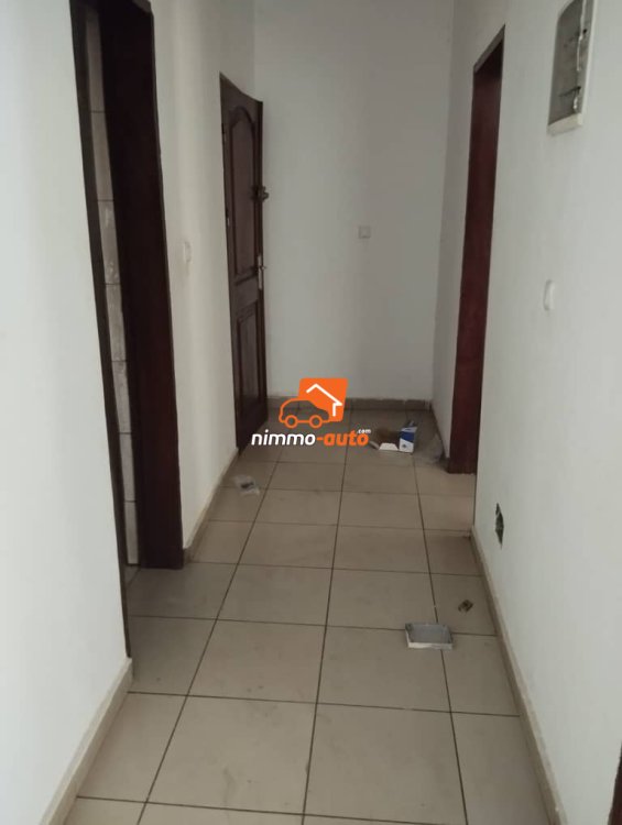 Appartement à louer à bastos bordure de route