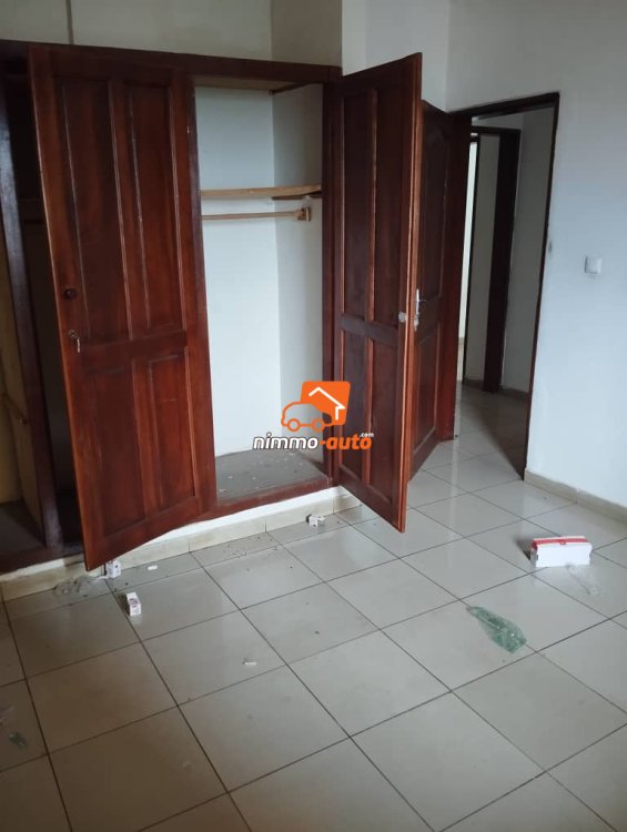 Appartement à louer à bastos bordure de route