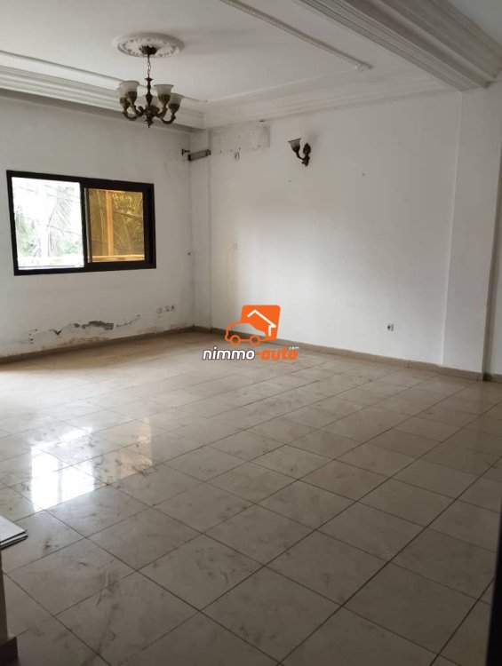 Appartement à louer à bastos bordure de route