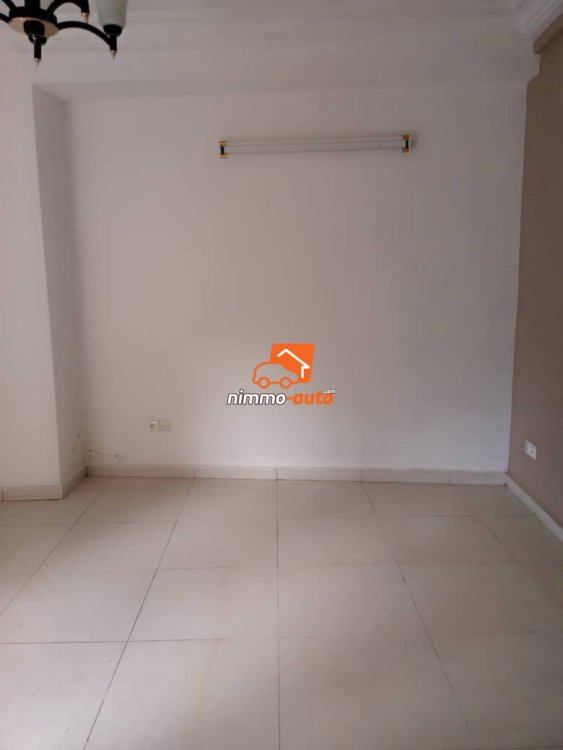 Studio moderne climatisé et avec groupe électrogène à Bastos