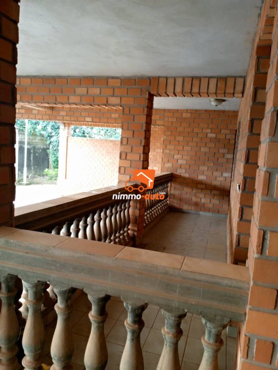 Immeuble R+2 à vendre ou à louer à ODZA.